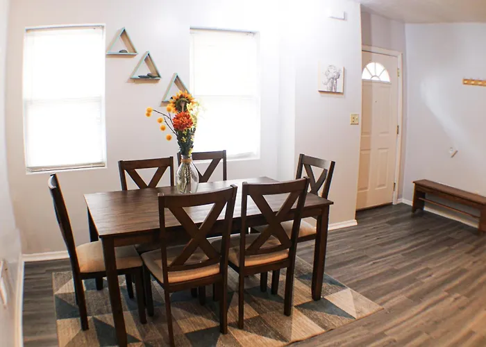 Apartment 2 Bedroom East Carson Street Sanctuary *